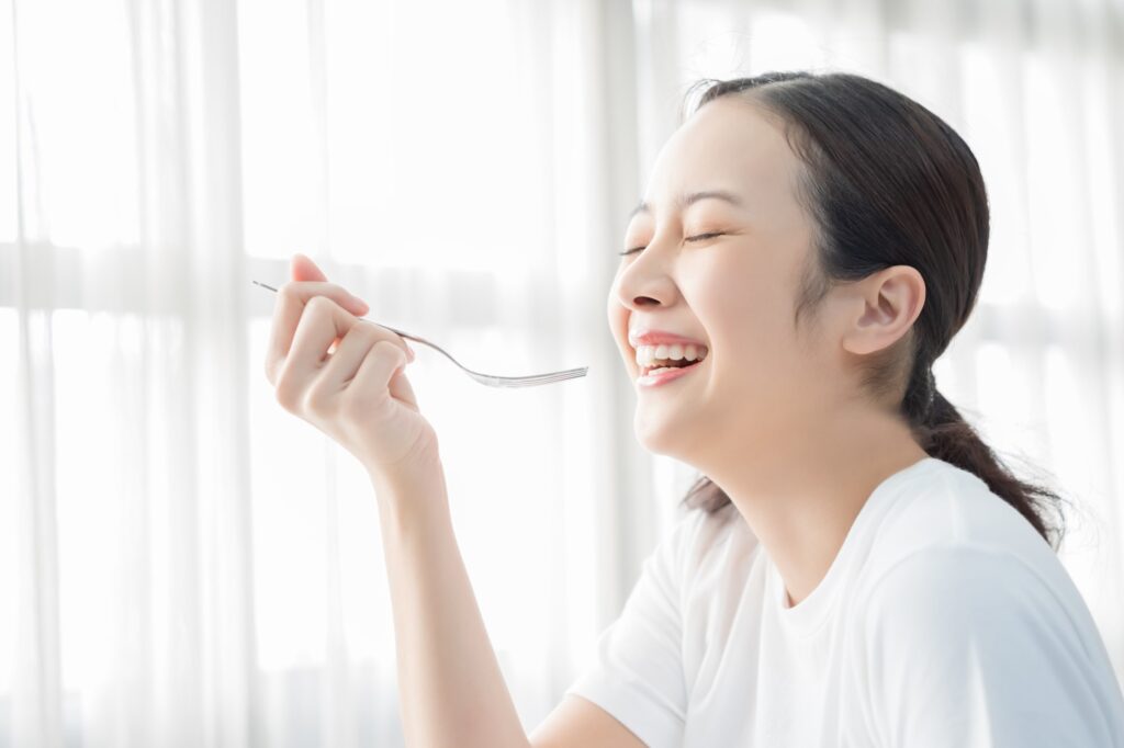 笑顔で食事する女性