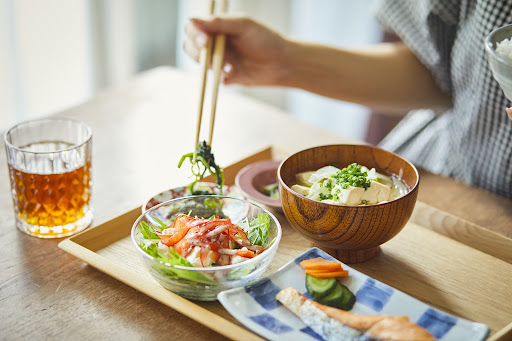 食事をしている女性の手