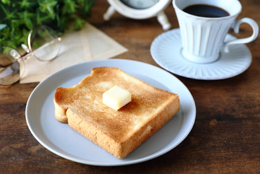 食パンとコーヒーで朝食