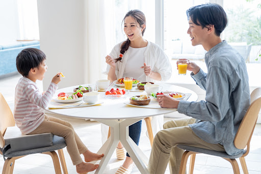 食卓を囲む家族