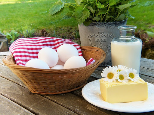 卵やチーズ、牛乳などの乳製品