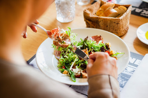 サラダを食べている人の手元