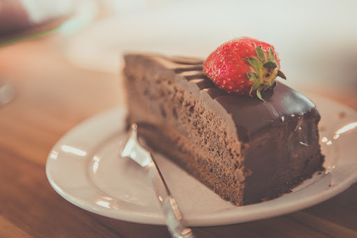 いちごが乗ったチョコレートケーキ