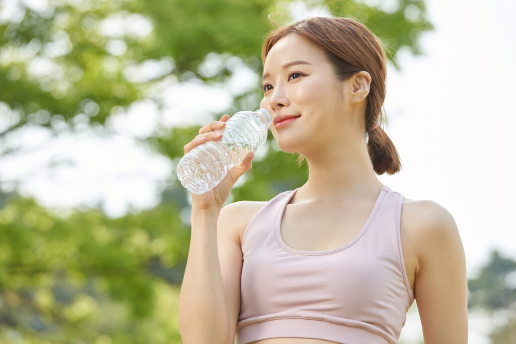 水分補給をする女性