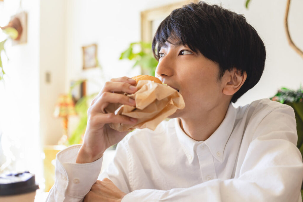 食事をする男性